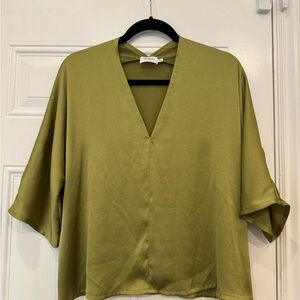 R Label The Reset Satin V Pullover Top